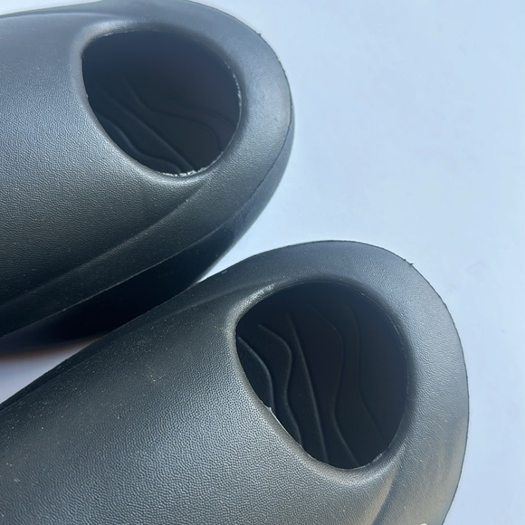 Hollow Out Futuristic Beach Slippers In Black and White-Sz 42-43-US 10-10.5 - Picture 8 of 15